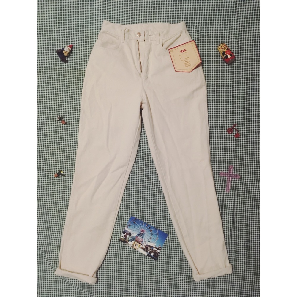 MOM JEANS like Levi’s high waist straight white jeans fits like 25
